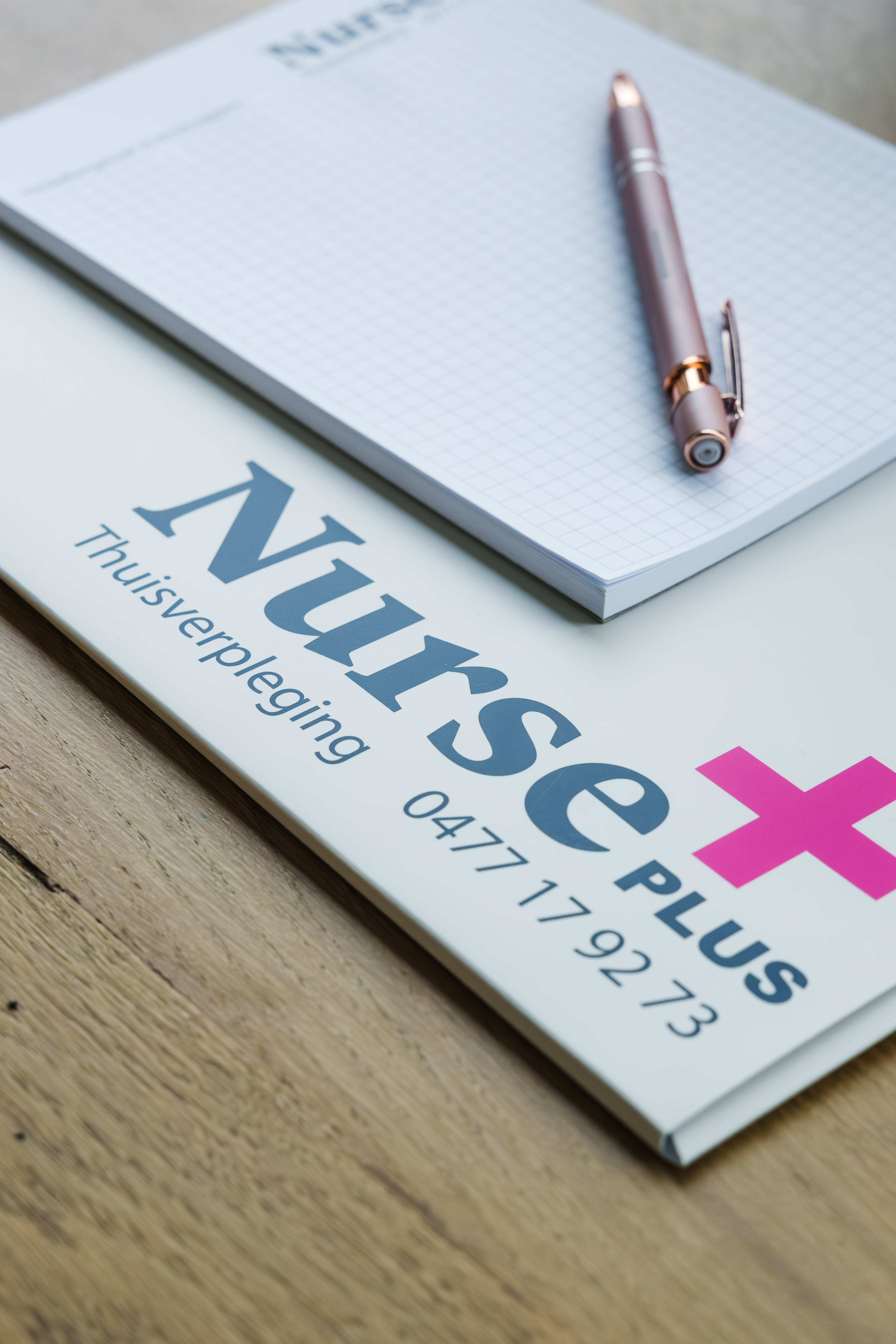 NursePlus logo en stylo